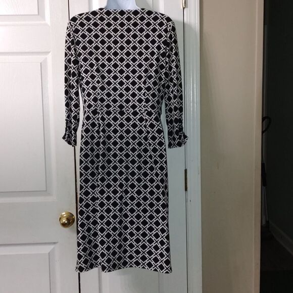 White House Black Market black white geometrical v neck faux wrap  dress  Sz 6 - Picture 5 of 7